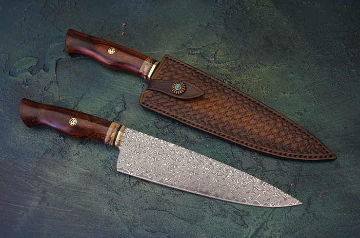Gyuto Kaen Pieza de Autor VG10 — La pieza de gama alta: hoja de 195 mm con núcleo VG10 y funda de cuero cosida a mano.
