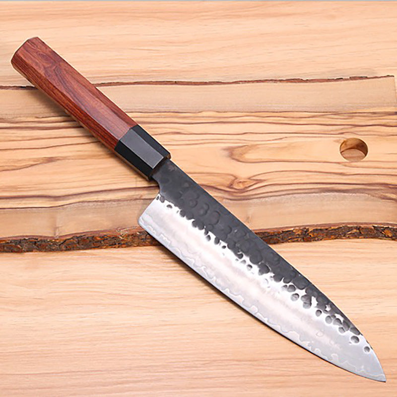 Gyuto Kaen Forjado a Martillo — Acabado forjado a martillo: rústico, y la comida se pega menos a la hoja.