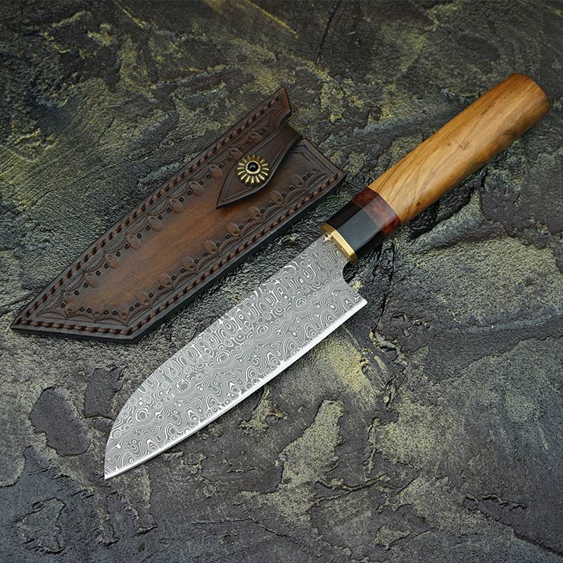 Cuchillo Kaen Olivo VG10 con Funda de Cuero — Damasco VG10, mango claro de olivo y funda de cuero repujado.