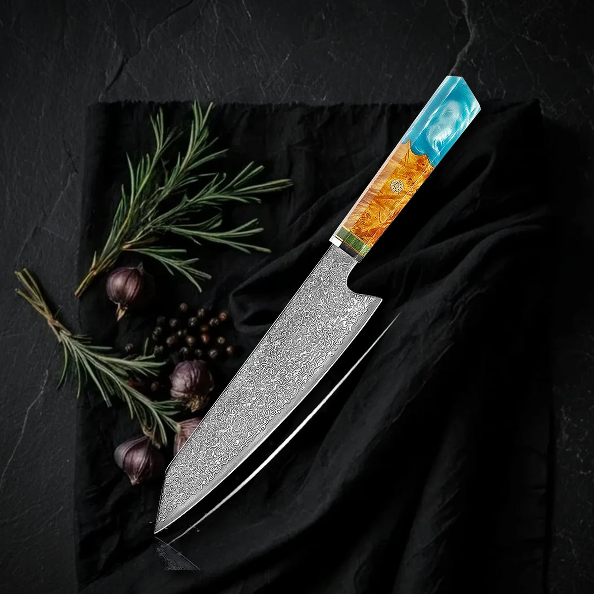 Bunka Kaen 18 cm: cuchillo japonés de punta angular en acero damasco con mango octogonal de resina turquesa y madera, sobre tela negra con romero