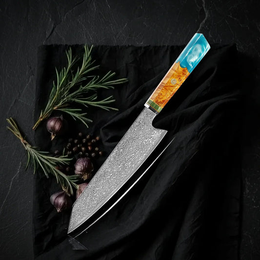 Bunka Kaen 18 cm: cuchillo japonés de punta angular en acero damasco con mango octogonal de resina turquesa y madera, sobre tela negra con romero