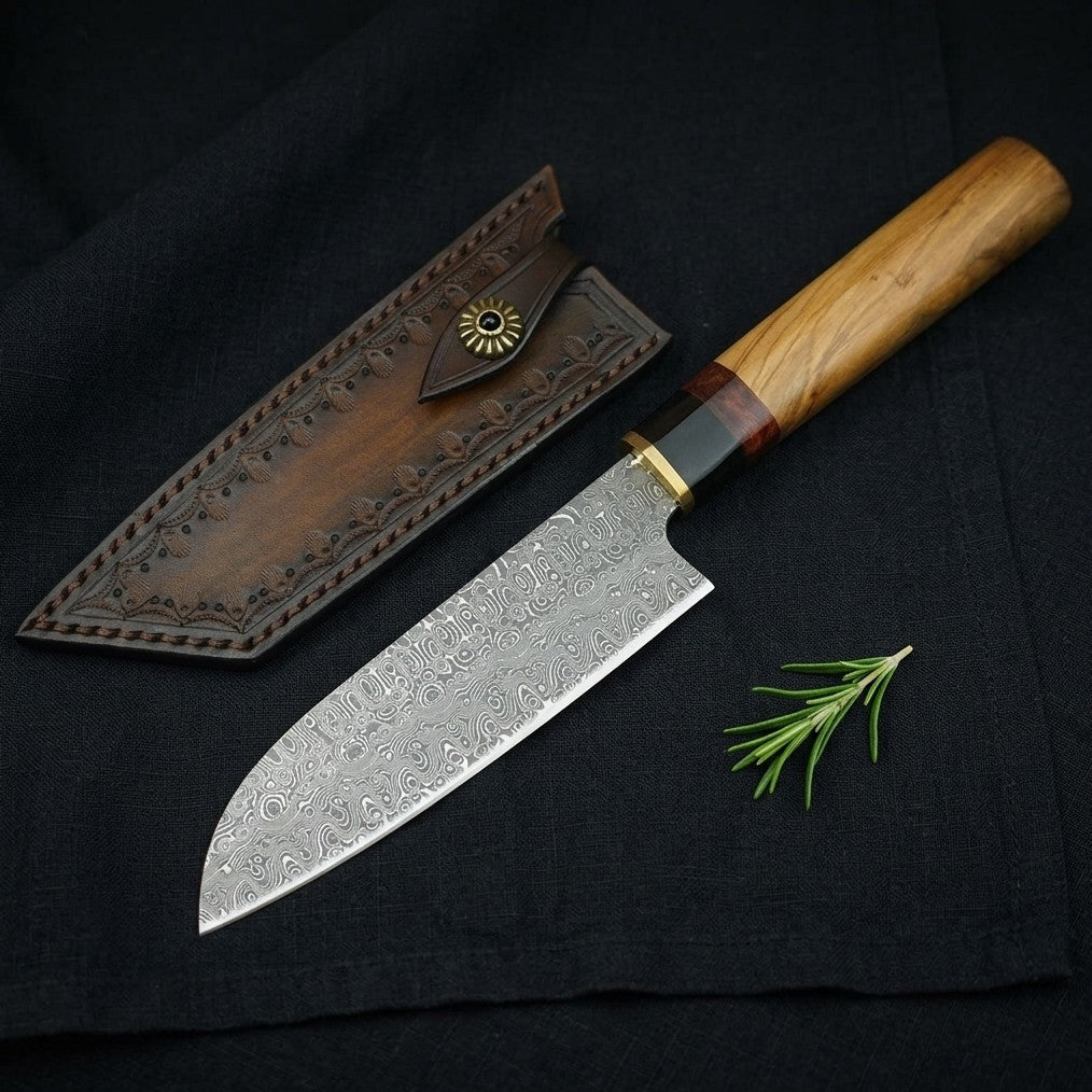 Cuchillo Kaen Olivo VG10 con Funda de Cuero — Damasco VG10, mango claro de olivo y funda de cuero repujado.