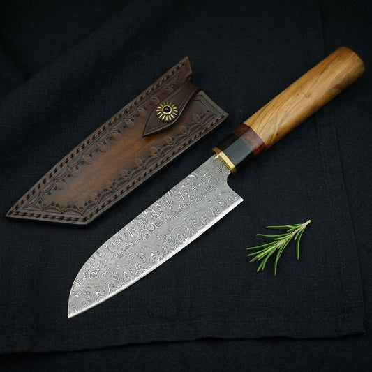 Cuchillo Kaen Olivo VG10 con Funda de Cuero — Damasco VG10, mango claro de olivo y funda de cuero repujado.