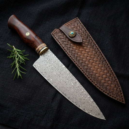 Gyuto Kaen Pieza de Autor VG10 — La pieza de gama alta: hoja de 195 mm con núcleo VG10 y funda de cuero cosida a mano.