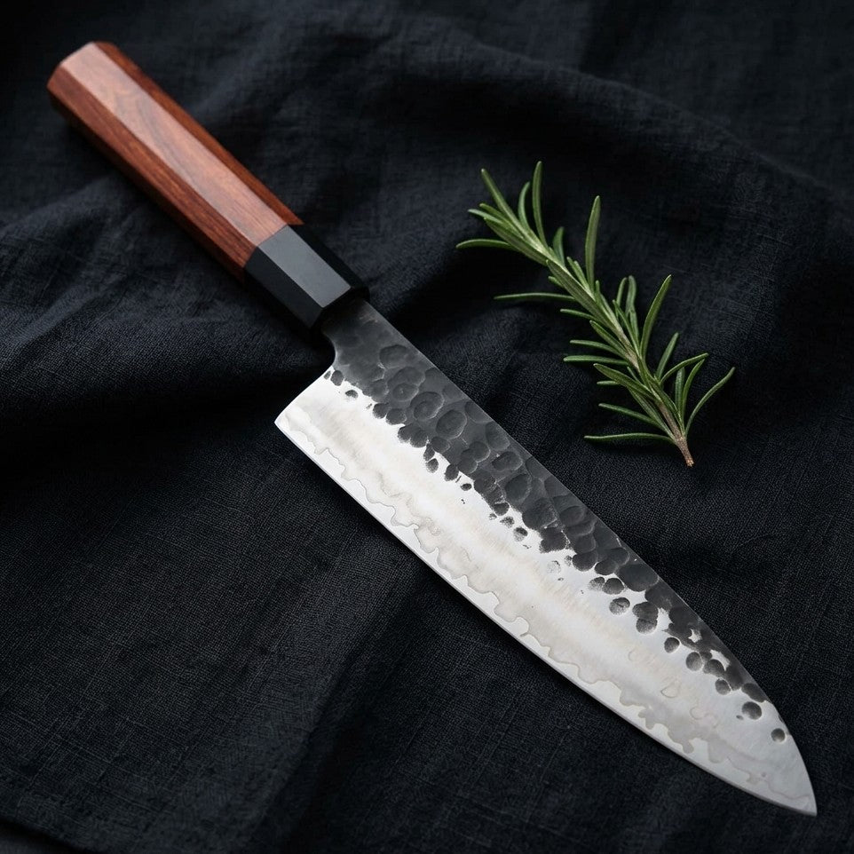 Gyuto Kaen Forjado a Martillo — Acabado forjado a martillo: rústico, y la comida se pega menos a la hoja.