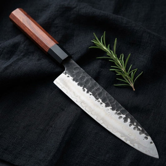 Gyuto Kaen Forjado a Martillo — Acabado forjado a martillo: rústico, y la comida se pega menos a la hoja.
