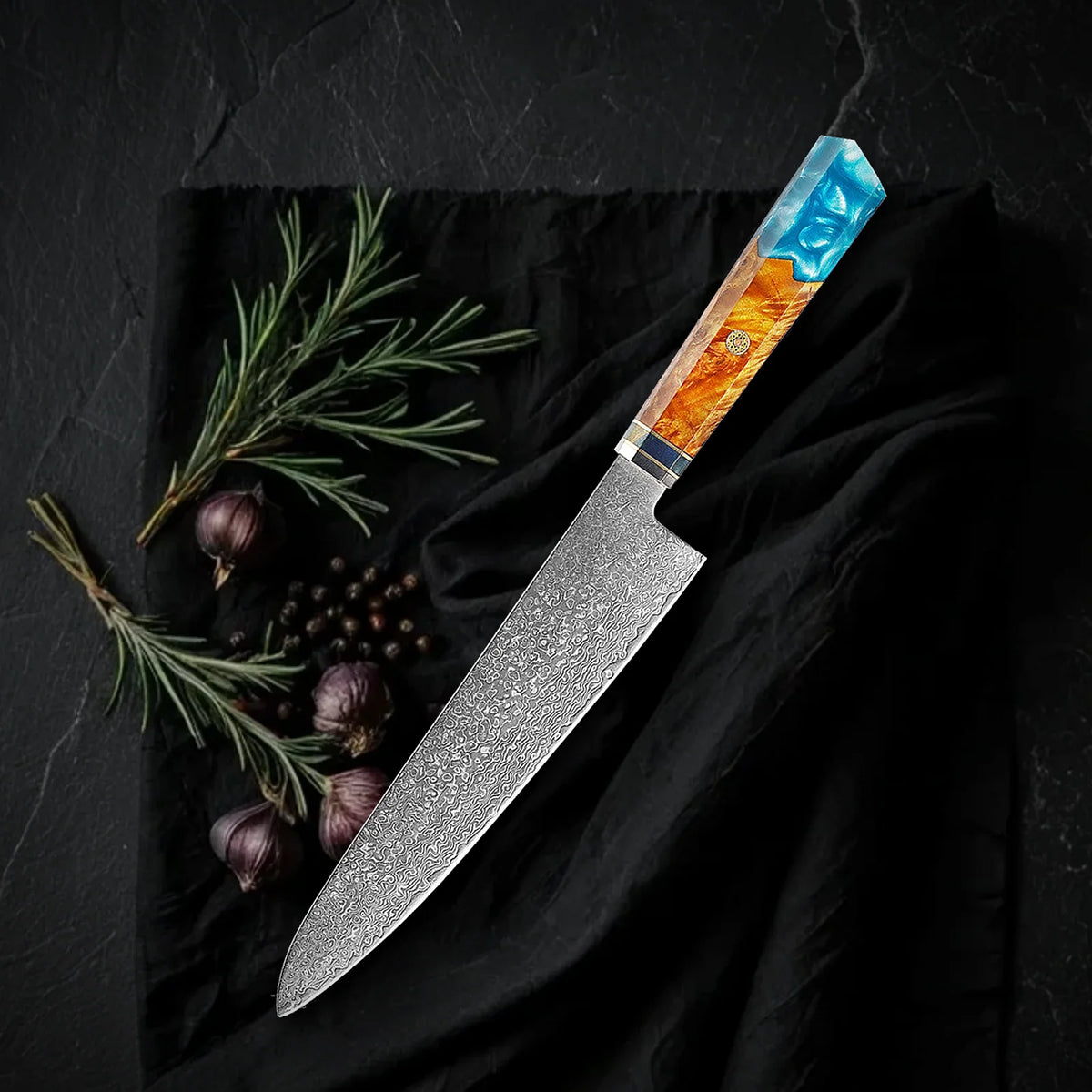 Gyuto Kaen 20 cm: cuchillo de chef japonés de acero damasco con mango octogonal de resina turquesa y madera, sobre tela negra con romero