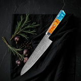 Gyuto Kaen 20 cm: cuchillo de chef japonés de acero damasco con mango octogonal de resina turquesa y madera, sobre tela negra con romero