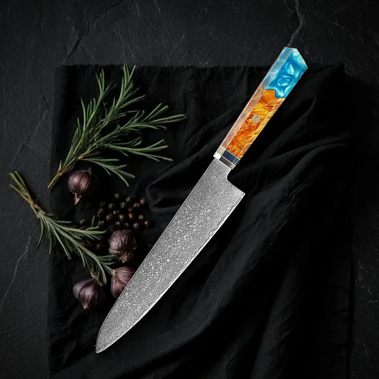 Gyuto Kaen 20 cm: cuchillo de chef japonés de acero damasco con mango octogonal de resina turquesa y madera, sobre tela negra con romero