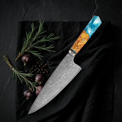 Kiritsuke Kaen 20 cm: cuchillo de chef japonés de lomo recto en acero damasco con mango octogonal de resina turquesa y madera, sobre tela negra con romero