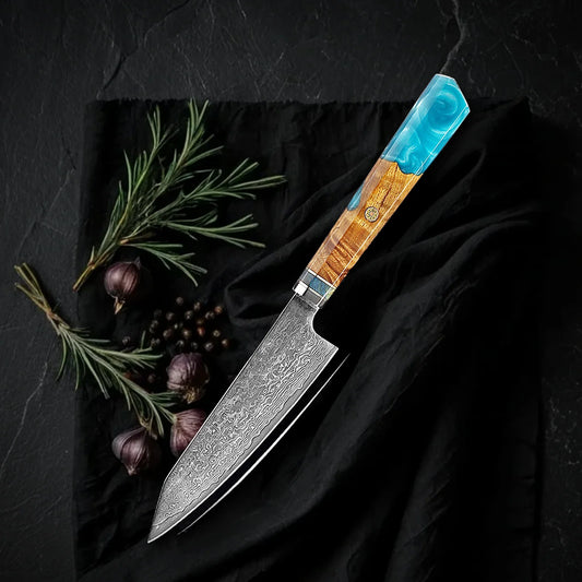 Petty Kaen 9 cm: puntilla japonesa de acero damasco con mango octogonal de resina turquesa y madera, sobre tela negra con romero