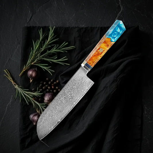 Santoku Kaen 18 cm: cuchillo multiusos japonés de acero damasco con mango octogonal de resina turquesa y madera, sobre tela negra con romero