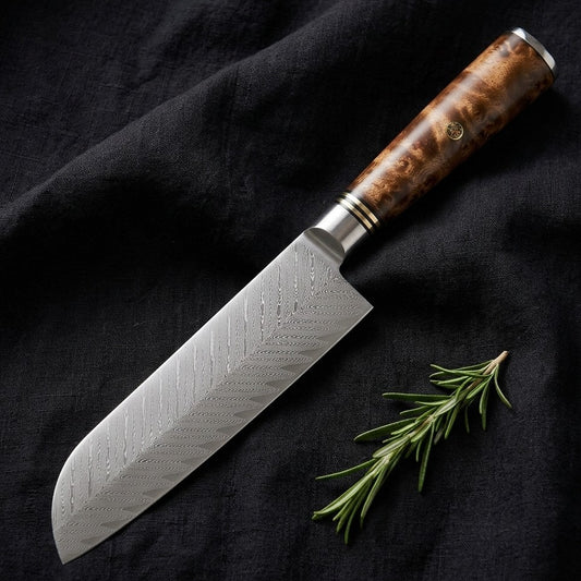 Santoku Kaen Sapeli 18 cm — Santoku de damasco con un mango de madera de veta muy marcada.